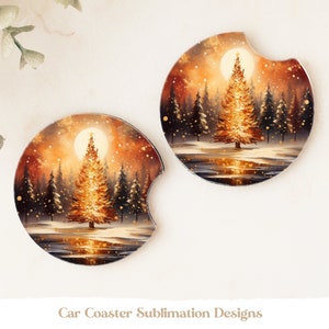 Può includere: Due sottobicchieri rotondi per auto con un design di sublimazione di un albero di Natale dorato in una foresta innevata. L'albero è illuminato da luci bianche calde e lo sfondo è di colore arancione caldo e marrone.