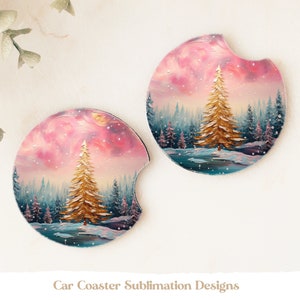 Può includere: Due sottobicchieri rotondi per auto con un design a paesaggio invernale. Ogni sottobicchiere presenta un albero dorato in una foresta innevata sotto un cielo rosa e viola. Il testo "Car Coaster Sublimation Designs" è in basso.