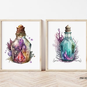 Peut inclure: Deux impressions encadr&eacute;es &agrave; l'aquarelle. L'une repr&eacute;sente une bouteille en verre avec un bouchon en li&egrave;ge, remplie de cristaux violets et rouges. L'autre montre une bouteille similaire avec des cristaux turquoise et violets, sur fond blanc.