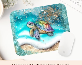 Könnte beinhalten: Ein Sublimationsdesign für ein Mauspad mit einer bunten Meeresschildkröte, die in türkisfarbenem Wasser mit goldenen Glitzerakzenten schwimmt. Das Design ist 9,5 Zoll mal 8 Zoll groß und hat 300 dpi.