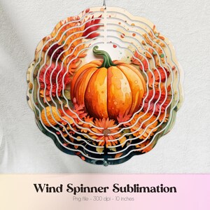 Op de afbeelding: Een metalen windmolen met een herfstthema. Het ontwerp bevat een grote oranje pompoen met herfstbladeren en bloemen. De windmolen heeft een diameter van 25,4 cm.