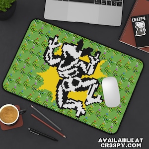 Puede incluir: Una alfombrilla de ratón verde y amarilla con una imagen pixelada de un personaje de tortuga verde. El fondo es un patrón repetitivo de tortugas verdes. La alfombrilla de ratón tiene el texto "AVAILABLE AT CR33PY.COM" en la parte inferior.