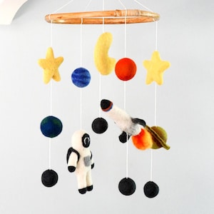 Space Mobile, Astronaut  Nursery Mobile, Felt Mobile, Felt space Décor, Hanging Felt planets, Felt Baby Mobile, Nursery Mobile