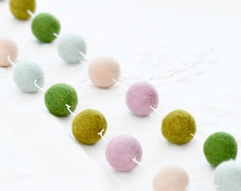 Spring ball garland, pom pom garland, felt ball garland, felt bunting, nursery bunting, felt ball hanging garland, 3m wall décor.