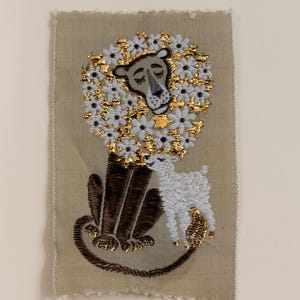 Broderad lapp med vintagelejon och lamm – handgjord textilkonst med tusensköna och blommig lejonman, påsydd applikation (enkelklippt/skrap)