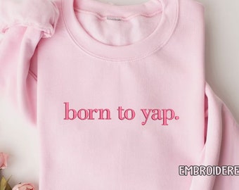 Sweat brodé Born to Yap, cadeaux rigolos pour elle, chemise girly, cadeaux girly roses, chemise mème drôle de l'an 2000, idées cadeaux pour elle,