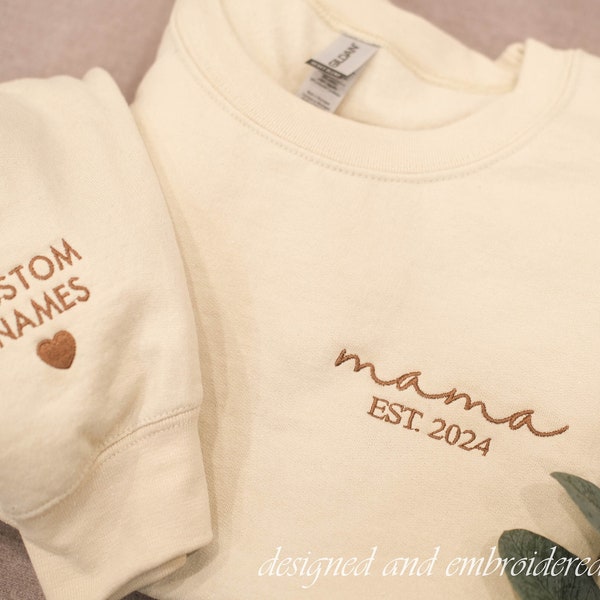 Individuell besticktes Sweatshirt für Mama, personalisiertes besticktes Sweatshirt mit Ärmel, Mama EST Rundhalsausschnitt, individuelles Geschenk für Mama, neue Mutter Pullover