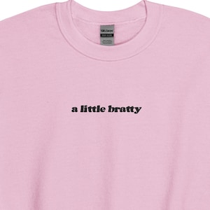 en liten bratty broderad tröja, duktig flicka, SVART tråd, kalla mig en duktig flicka, läsarpresent, kryddig bokälskare, smuttok, mörk romantik