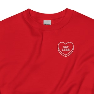 Godis Hjärttröja SÄG MINDRE Broderad VIT Tråd Bratty Vday-present Jag älskar dig Alla hjärtans dag Bokinspirerad present xoxo T-shirt Mörk romantik present