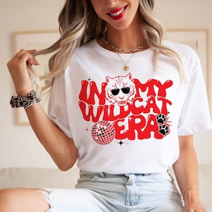 In My WILDCAT ERA Tee in Red * Groovy school wildcat mascot PTO Teacher student | Bella 3001 T-shirt unisexe