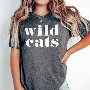 WILDCAT Block Tee, GRAU & BLAU, Back-to-School, Wildkatzenmaskottchen, Go Wildcat, Spieltag, Tailgating, Spirit Wear, Bella Canva 3001 Unisex T