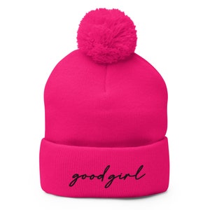 Gorro de niña buena con pompón bordado, regalos para lectores, accesorios de romance oscuro, llámame niña buena, amante de los libros, Smuttok, amante de los libros picantes Neon Pink