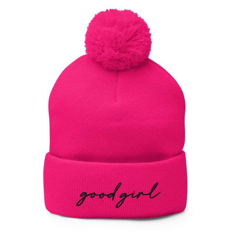Gorro de niña buena con pompón bordado, regalos para lectores, accesorios de romance oscuro, llámame niña buena, amante de los libros, Smuttok, amante de los libros picantes Neon Pink