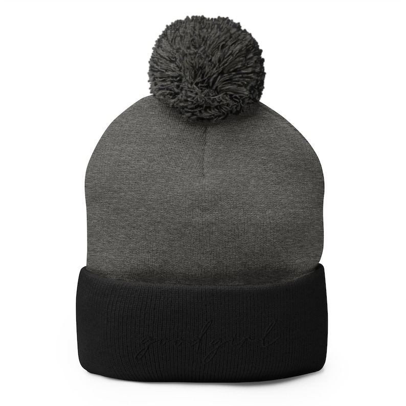 Gorro de niña buena con pompón bordado, regalos para lectores, accesorios de romance oscuro, llámame niña buena, amante de los libros, Smuttok, amante de los libros picantes Dark Heather Grey/ Black