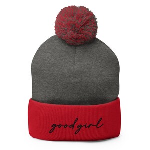 Gorro de niña buena con pompón bordado, regalos para lectores, accesorios de romance oscuro, llámame niña buena, amante de los libros, Smuttok, amante de los libros picantes Dark Heather Grey/ Red