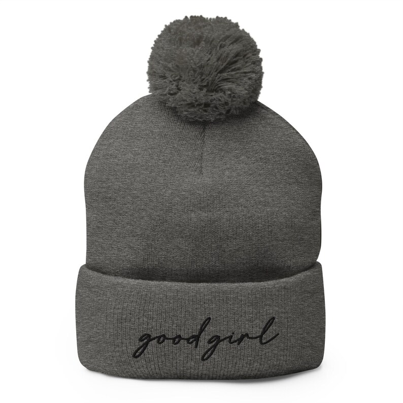 Gorro de niña buena con pompón bordado, regalos para lectores, accesorios de romance oscuro, llámame niña buena, amante de los libros, Smuttok, amante de los libros picantes Dark Heather Grey