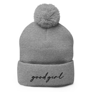 Gorro de niña buena con pompón bordado, regalos para lectores, accesorios de romance oscuro, llámame niña buena, amante de los libros, Smuttok, amante de los libros picantes Heather Grey