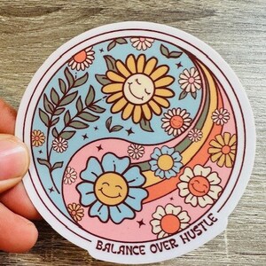 Equilibrio por encima del ajetreo, calcomanía de salud mental, arte mural de afirmaciones positivas, calcomanía de salud mental, calcomanía de Yin y Yang, calcomanías de bienestar