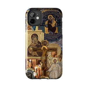 Può includere: Una custodia per telefono con un collage di icone religiose, tra cui raffigurazioni di Gesù Cristo, della Vergine Maria e un crocifisso. La custodia ha una finitura lucida e un ritaglio nero per la fotocamera.