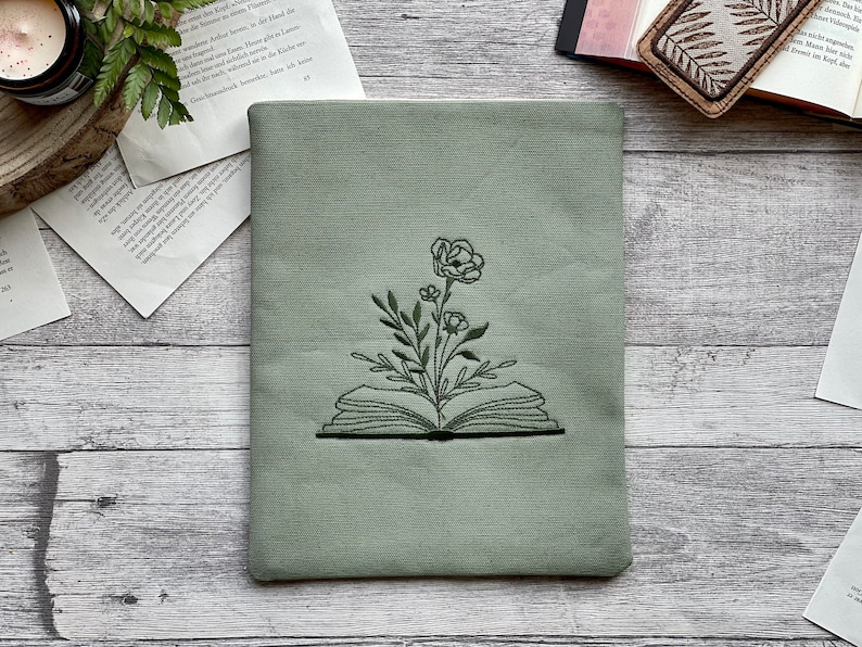 Buch mit Blumen Bibliophile Romance Buchhülle bestickt Booksleeve Buchumschlag Buchtasche Hülle iPad Journal Planer Tablet Grün