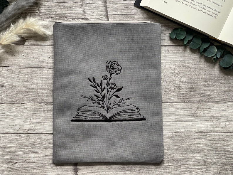 Buch mit Blumen Bibliophile Romance Buchhülle bestickt Booksleeve Buchumschlag Buchtasche Hülle iPad Journal Planer Tablet Grau