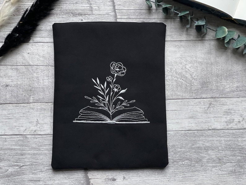 Buch mit Blumen Bibliophile Romance Buchhülle bestickt Booksleeve Buchumschlag Buchtasche Hülle iPad Journal Planer Tablet Schwarz