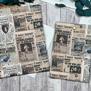 Può includere: Due copertine di libri con un design a stampa di giornale. Le copertine presentano titoli come "Dumbledore Daft or Dangerous?" e "The Boy Who Lies?". Le copertine sono in stile vintage, con toni beige e neri.
