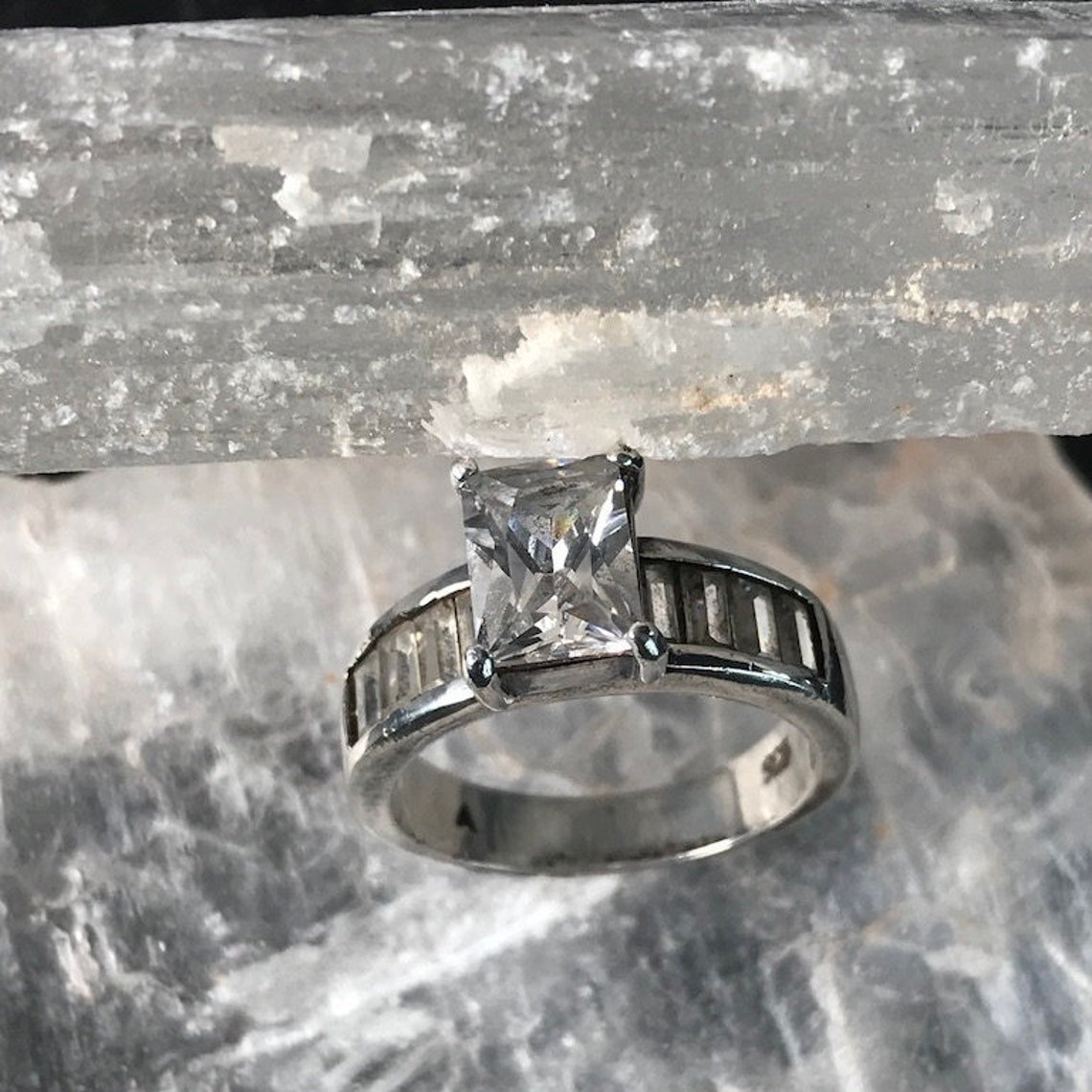 Bague vintage en argent incrustée de zirconium main image 0