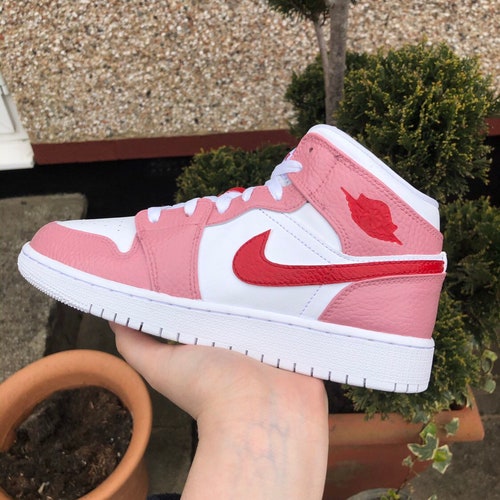 Beber agua níquel Enredo Custom Pink and Red Nike Air Jordan 1 Mid - Etsy