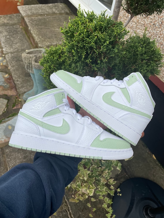 Republik antenne Messing Custom Sage Green Jordan 1 Mids - Etsy