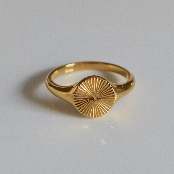 Dainty Ring, Gold Sunburst Ring, Sunshine Ring, Italian gold ring, Sun Moon Ring, Sunlight ring, Sun Rise Ring, Sun Signet Ring, Sunny Ring