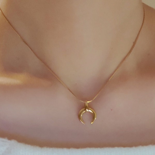 Collier lune 18 carats, une chaîne avec une petite boule en or; Une autre chaîne tour de cou est un serpent maigre