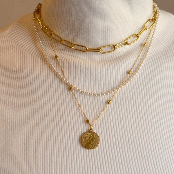 Dreilagiges Halsketten-Set, Strangkette mit weißen Perlen, rechteckiger Gliederkette, mit Elizabeth-Anhänger, Edelstahl aus 18 Karat Gold