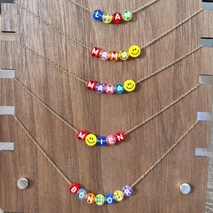 Collar de regalo personalizado hecho a mano, joyería hecha a mano, collar con monograma, collar con letras, collar con nombre para su mamá, collar de dulces,