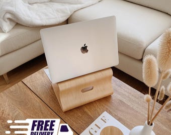 Minimalistischer Laptop-Ständer aus Holz, ergonomischer Schreibtisch-Riser, gemütliches Home-Office-Vibes, perfekte MacBook Geschenkidee