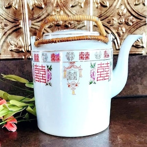 Bule chinês da Dupla Felicidade, bule pintado à mão, cerâmica asiática com alça de rattan.