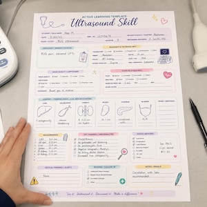Puede incluir: Una plantilla de aprendizaje activo para habilidades de ecografía impresa en papel blanco con secciones para datos del paciente, información del equipo, hallazgos anatómicos y medidas, con iconos, casillas y notas escritas a mano.