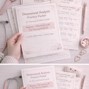 Könnte beinhalten: Eine Sammlung von Lernmaterialien für Krankenpflegeschüler, darunter ein Übungspaket und Lösungsschlüssel, mit einer rosa Uhr, einem Stift und einem Stethoskop. Das Paket trägt die Aufschrift "Dimensionsanalyse" und enthält Arbeitsblätter.