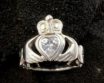 Vintage 925 CLADDAGH Ring Size P [USA 7.5] Celtic Knot Sides Solid Sterling Silver Irish Wedding Ring fáinne Chladaigh Hands Heart Crown