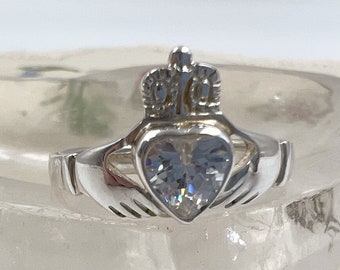 925 Sparkling CLADDAGH Ring Size S.5 [USA 9.375] Solid Vintage Sterling Silver Irish Wedding Band fáinne Chladaigh Hands Heart & Crown