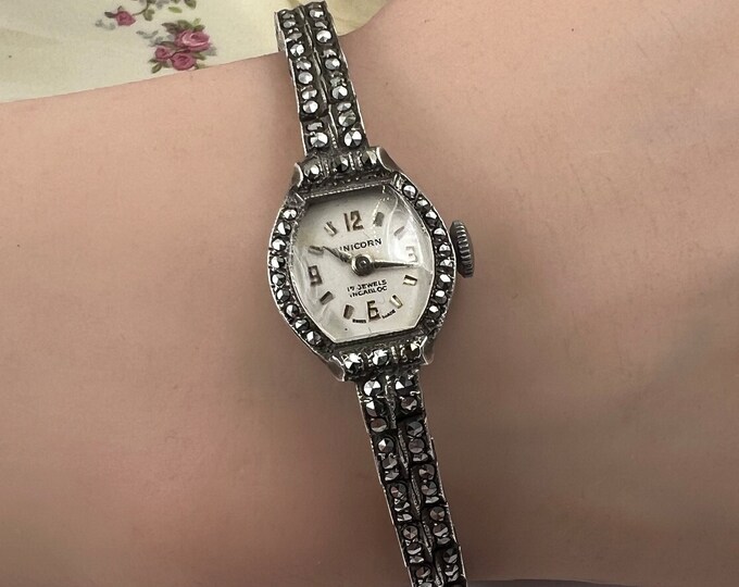 Vintage Women's Watches, Small Watches, Women's Classic Watches, Retro