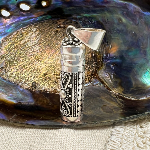 Silver Memorial Keepsake Cylinder Pendant 7.41g Tube Vintage Treasures Memorial Locket Memory Storage Container Unmarked Sterling