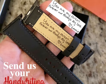 Puede incluir: Una correa de reloj de cuero negro con un inserto de cuero marrón. El inserto tiene el mensaje escrito a mano "You are my person. Forever and Always my love. Emmie".