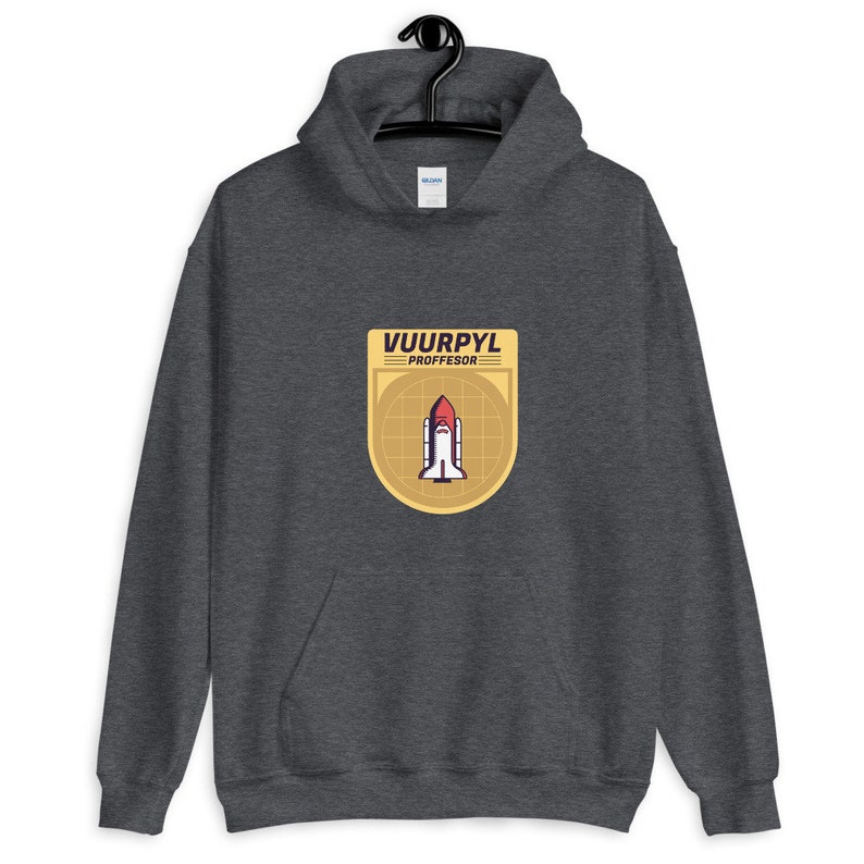 K&ouml;nnte beinhalten: Ein dunkelgrauer Hoodie mit einem gelben Patch, auf dem ein Raumschiff und der Text "VUURPYL PROFFESOR" abgebildet sind.