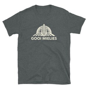 Puede incluir: Una camiseta gris oscuro jaspeada con un gr&aacute;fico blanco de una mazorca de ma&iacute;z en un campo con el texto "GOOI MIELIES" debajo.
