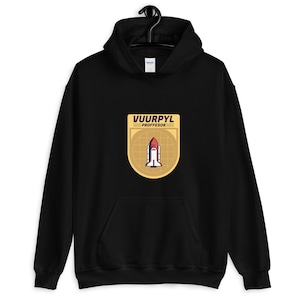 K&ouml;nnte beinhalten: Schwarzer Hoodie mit einem gelben Patch, auf dem ein Raumschiff und der Text "VUURPYL PROFESSOR" abgebildet sind.