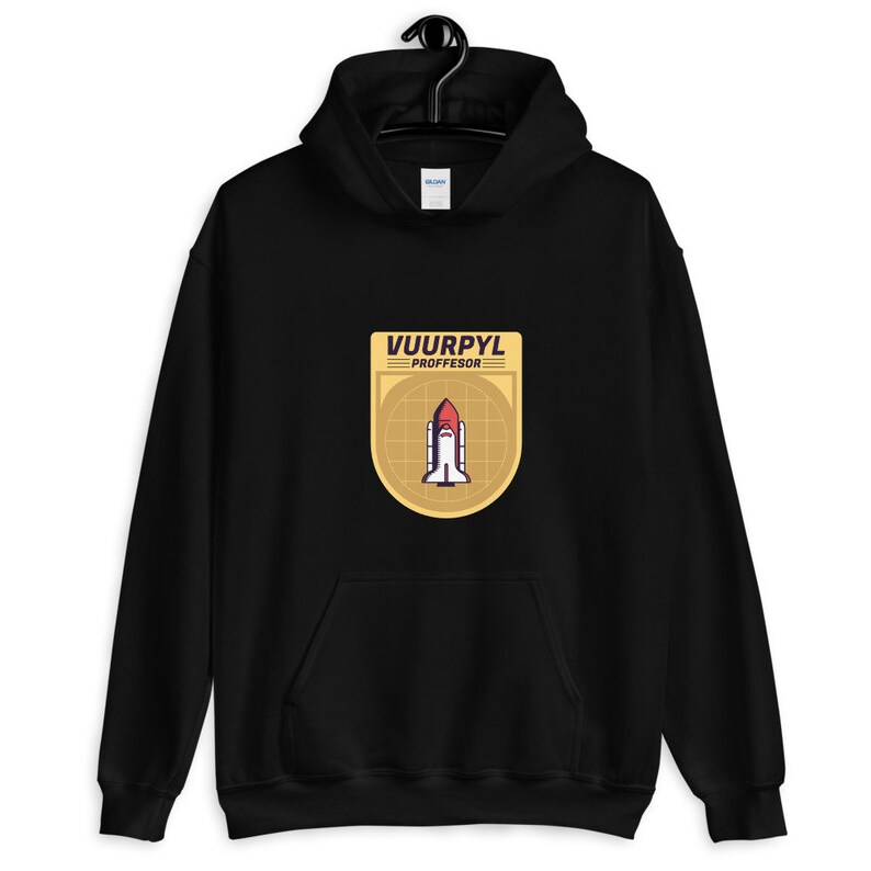 K&ouml;nnte beinhalten: Schwarzer Hoodie mit einem gelben Patch, auf dem ein Raumschiff und der Text "VUURPYL PROFESSOR" abgebildet sind.