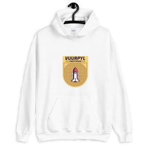K&ouml;nnte beinhalten: Wei&szlig;er Hoodie mit einem gelben Patch, auf dem ein Raumschiff und der Text "VUURPYL PROFESSOR" abgebildet sind.