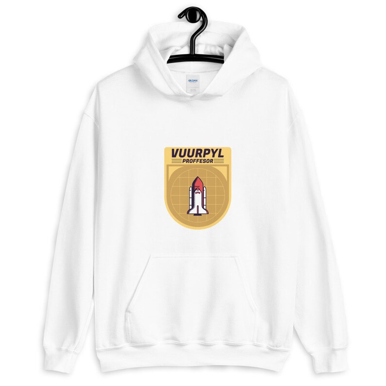 K&ouml;nnte beinhalten: Wei&szlig;er Hoodie mit einem gelben Patch, auf dem ein Raumschiff und der Text "VUURPYL PROFESSOR" abgebildet sind.