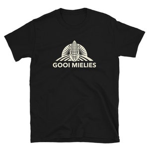 Puede incluir: Camiseta negra con un gr&aacute;fico blanco de una mazorca de ma&iacute;z en un campo con el texto "GOOI MIELIES" debajo.